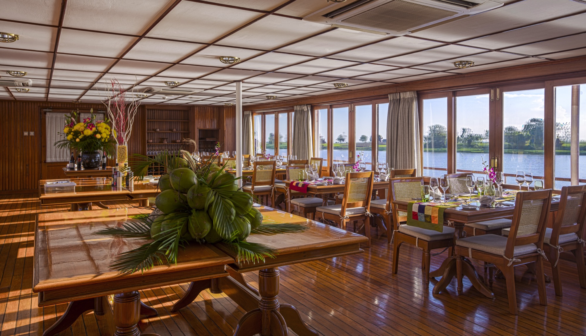 Pandaw RV Mekong Pandaw Restaurant 8.jpg